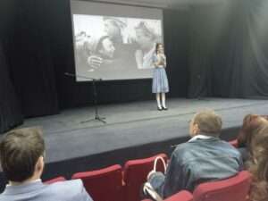 Учащаяся 9 А класса Баннова Полина читает стихотворение на сцене